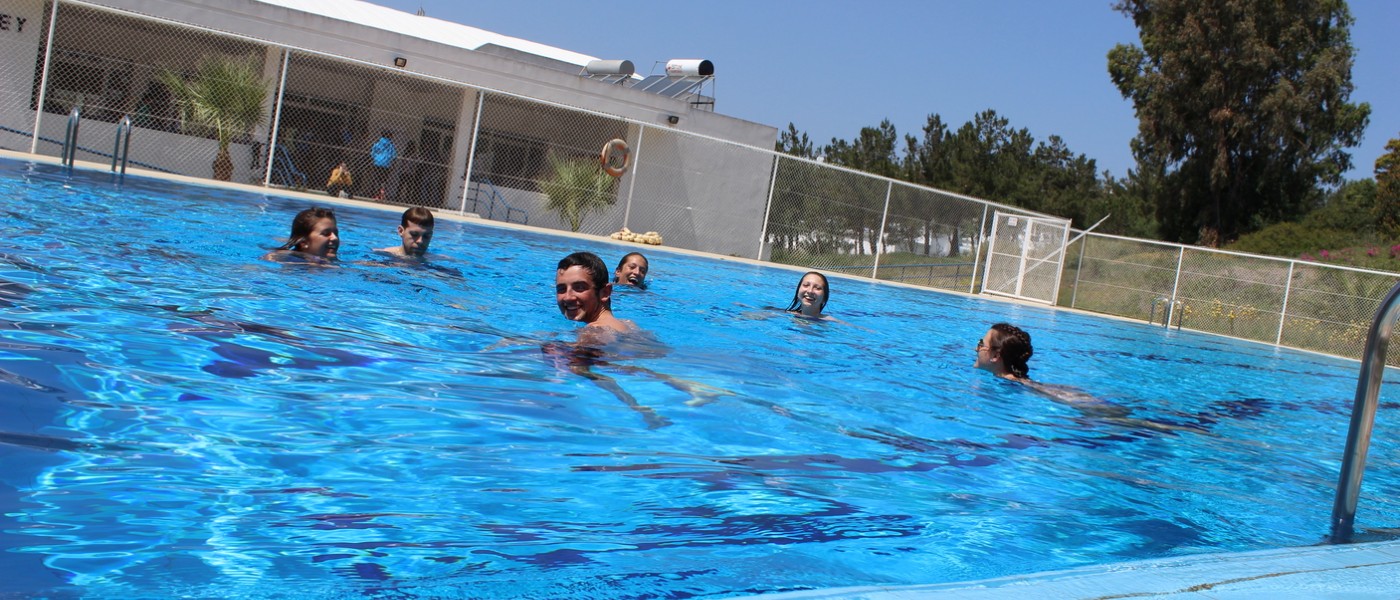 51СƳStudents swimming at the pool at the American School of Tangier