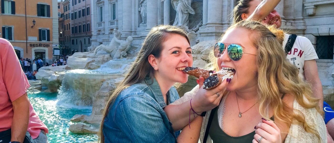 51СƳStudents eating a cannoli in Italy
